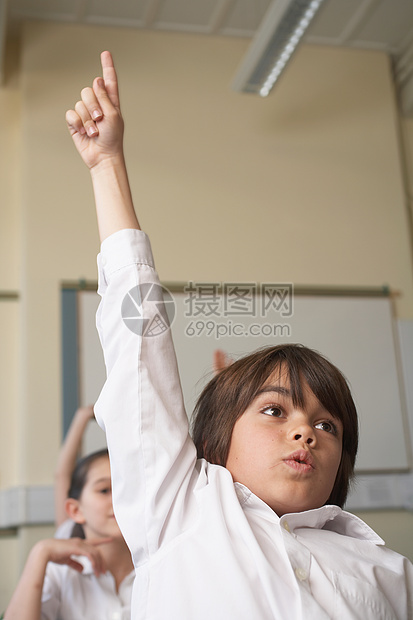 ‘~男孩在教室里举起手来  ~’ 的图片