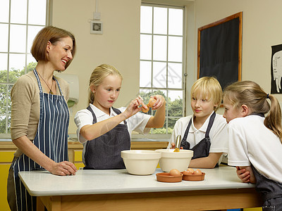 老师和孩子一起做饭图片
