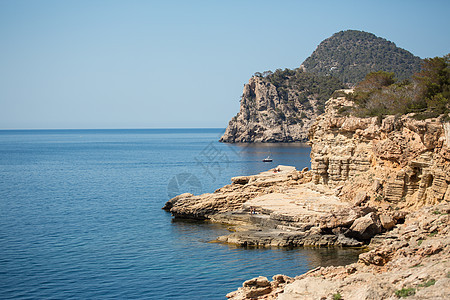 西班牙伊比沙岛悬崖和岩石海岸线景观图片