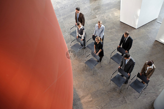 一组带椅子的商务人士图片