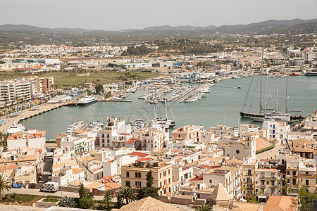 西班牙伊比沙岛老城区和港口景观图片