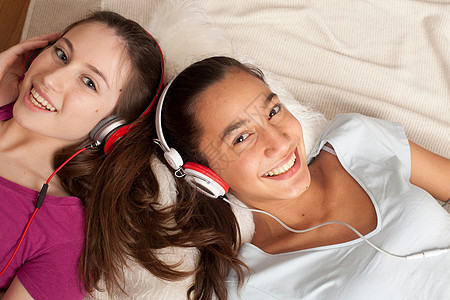 少女戴着耳机听音乐女人高清图片素材