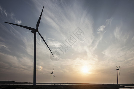 日落时的风力涡轮机图片