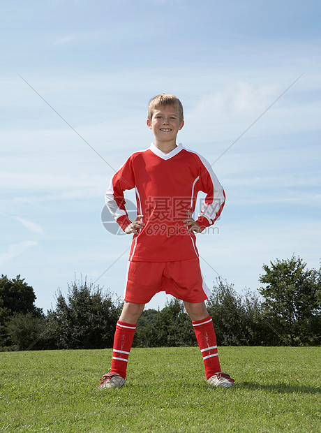 年轻的男足球运动员站着图片