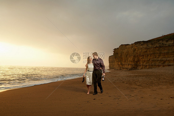 男人和女人在海滩上漫步图片