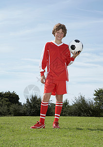 拿球的年轻男子足球运动员图片
