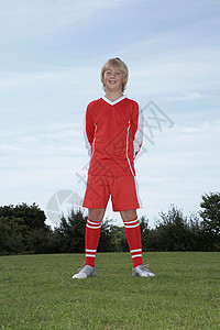 年轻的男足球运动员站着图片