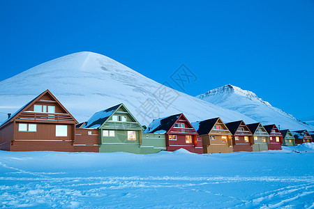 挪威斯瓦尔巴，朗伊尔拜恩，黄昏时的一排传统房屋图片