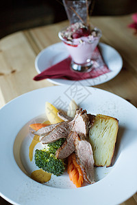 挪威斯瓦尔巴龙伊尔拜恩传统餐和甜点图片