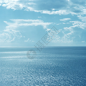 平静的海水上的云图片