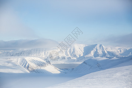 挪威斯瓦尔巴雪山景观小雪高清图片素材