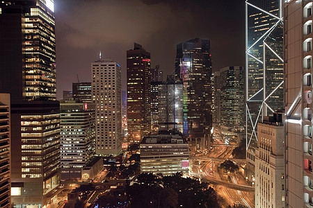 城市摩天大楼在晚上亮着图片