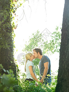 情侣在树林里接吻图片