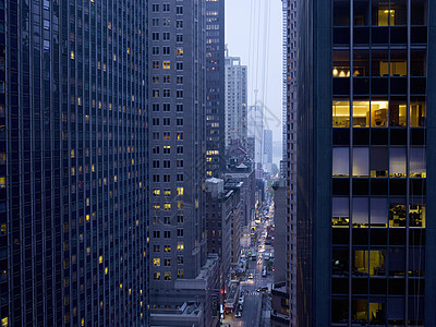 美国纽约，黄昏时分摩天大楼之间高峰时段的全景图片