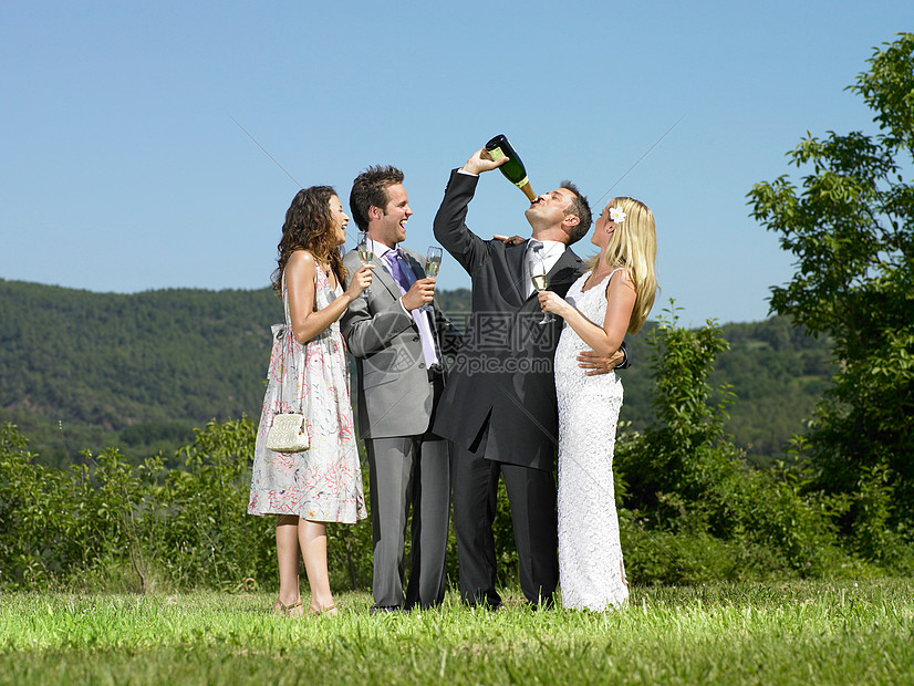 婚礼上男人喝香槟图片