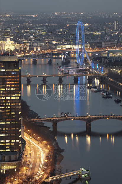 英国伦敦，泰晤士河和伦敦眼夜景图片