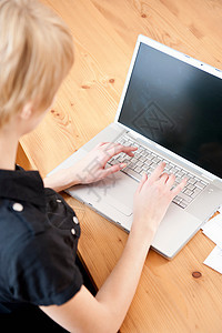 年轻女性在家使用笔记本电脑图片