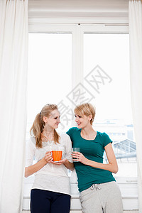 年轻女性在喝酒聊天图片