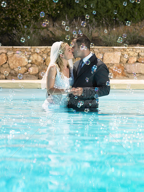 新郎新娘在泳池里接吻图片