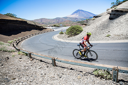 西班牙加那利群岛特内里费骑自行车的男性图片