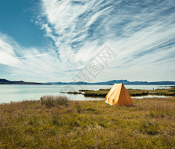 湖边独居帐篷图片