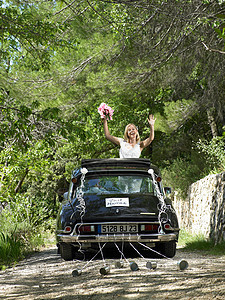 新娘在婚车上挥手图片
