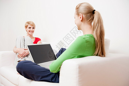 两个女人在沙发上说话图片