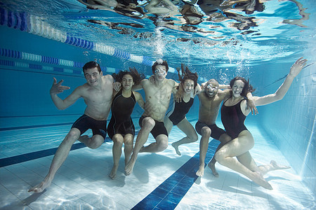 游泳运动员在水下合影图片