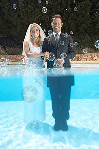 新娘和新郎在泡在泳池里图片