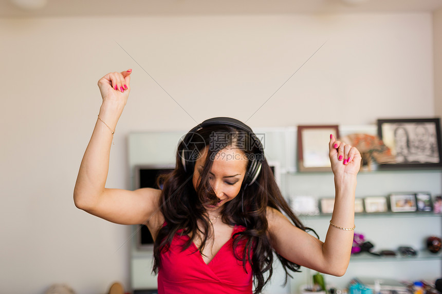 戴着耳机跳舞的中年妇女图片