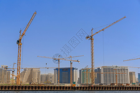 阿拉伯联合酋长国迪拜市的建筑起重机图片