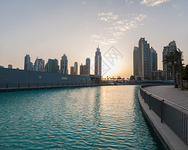阿拉伯联合酋长国迪拜城市上空的阳光图片