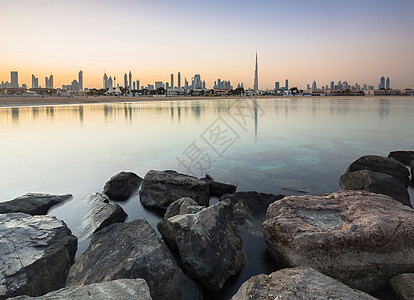 阿拉伯联合酋长国迪拜洛基海岸的城市天际线图片