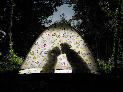 两人在帐篷里接吻的剪影图片