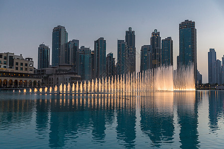 阿拉伯联合酋长国迪拜湖的日光喷泉背景图片