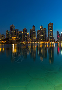 阿拉伯联合酋长国迪拜夜色湖中的建筑图片