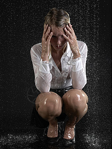 在雨中受挫的女商人图片
