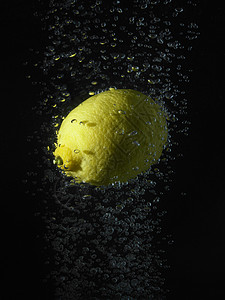 气泡水中的柠檬图片
