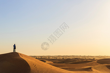 阿拉伯联合酋长国迪拜沙漠景观中的人图片