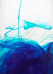 水中蓝色漩涡图片