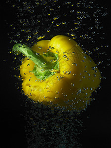起泡水中的黄胡椒图片