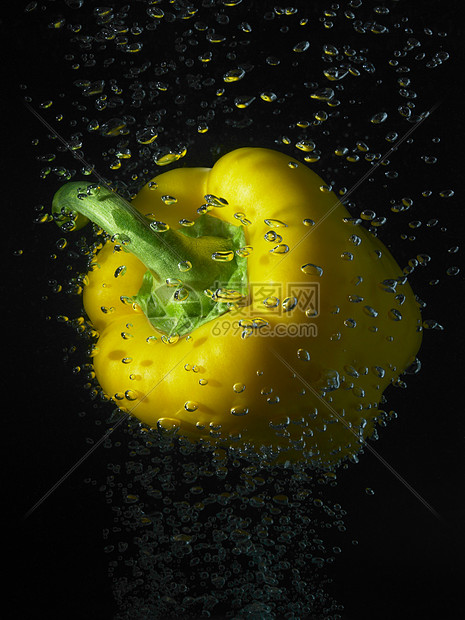 起泡水中的黄胡椒高清图片下载 正版图片 摄图网 起泡水中的黄胡椒高清图片下载 正版图片 摄图网