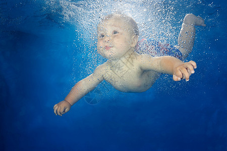 男婴在水下游泳图片