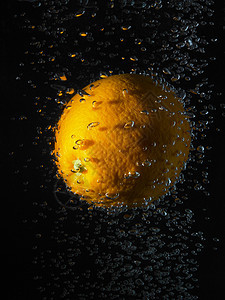 气泡水中的桔子图片