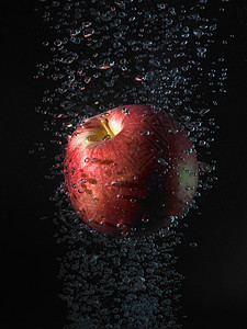 气泡水中的苹果图片