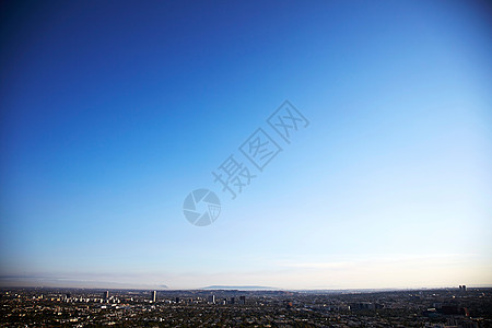 飞走美国加利福尼亚州洛杉矶市的城市风光和蓝天背景