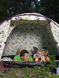 在帐篷里露营的夫妇图片