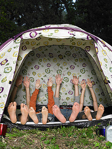 四个朋友在帐篷里伸懒腰图片