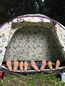 帐篷里的四个朋友，脚下的景色图片