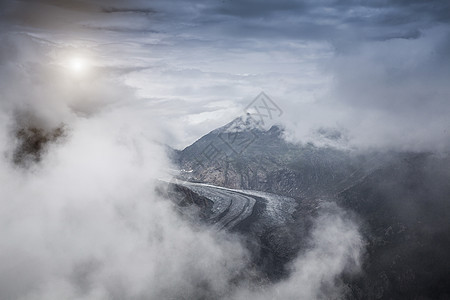 瑞士瓦莱斯薄雾中的山脉和阿莱奇冰川景观图片